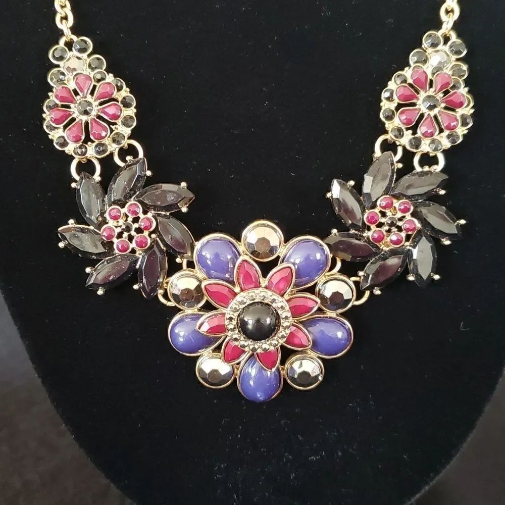 Very Pretty Unbranded Floral Statement Necklace (Costume Jewelry)